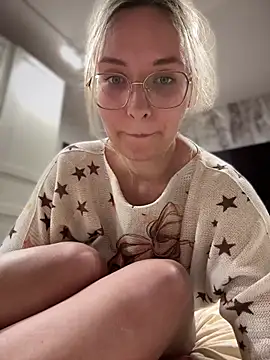 Snapshot of The_Snowwhitee chatting on 02/16/25, 05:04 The Snowwhitee online show from 02/16/25, 05:04