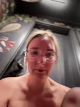 Snapshot of The_Snowwhitee chatting on 02/18/25, 10:25 The Snowwhitee online show from 02/18/25, 10:25