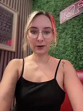 Snapshot of The_Snowwhitee chatting on 02/22/25, 09:01 The Snowwhitee online show from 02/22/25, 09:01