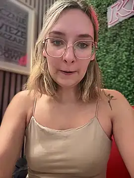 Snapshot of The_Snowwhitee chatting on 02/23/25, 09:22 The Snowwhitee online show from 02/23/25, 09:22