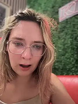 Snapshot of The_Snowwhitee chatting on 02/23/25, 12:37 The Snowwhitee online show from 02/23/25, 12:37