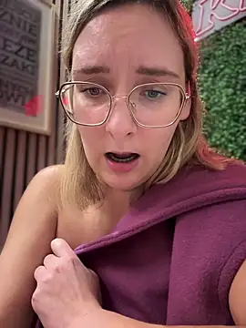 Snapshot of The_Snowwhitee chatting on 03/12/25, 10:17 The Snowwhitee online show from 03/12/25, 10:17