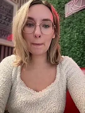 Snapshot of The_Snowwhitee chatting on 03/15/25, 09:19 The Snowwhitee online show from 03/15/25, 09:19