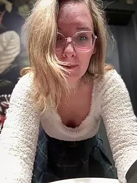 Snapshot of The_Snowwhitee chatting on 03/15/25, 09:05 The Snowwhitee online show from 03/15/25, 09:05