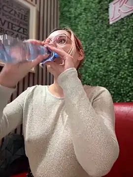 Snapshot of The_Snowwhitee chatting on 03/18/25, 07:10 The Snowwhitee online show from 03/18/25, 07:10