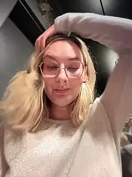 Snapshot of The_Snowwhitee chatting on 03/19/25, 07:06 The Snowwhitee online show from 03/19/25, 07:06