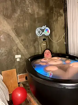 Snapshot of valentinny chatting on 11/08/25, 02:45 valentinny online show from 11/08/25, 02:45