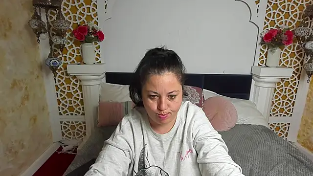 Snapshot of AleshaArabian chatting on 10/25/25, 04:20 AleshaArabian online show from 10/25/25, 04:20