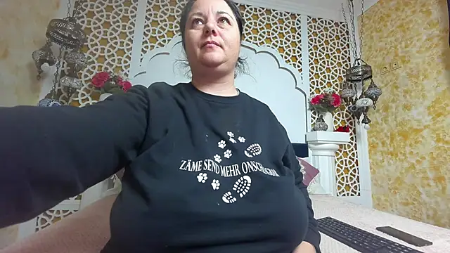 Snapshot of AleshaArabian chatting on 12/15/25, 05:12 AleshaArabian online show from 12/15/25, 05:12