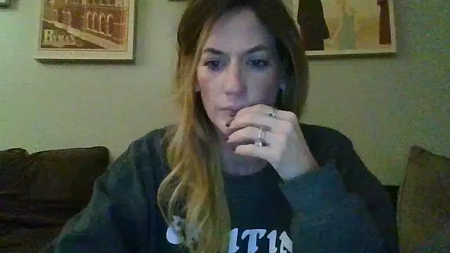 Snapshot of Rhodesxox chatting on 11/18/25, 08:30 Rhodesxox online show from 11/18/25, 08:30
