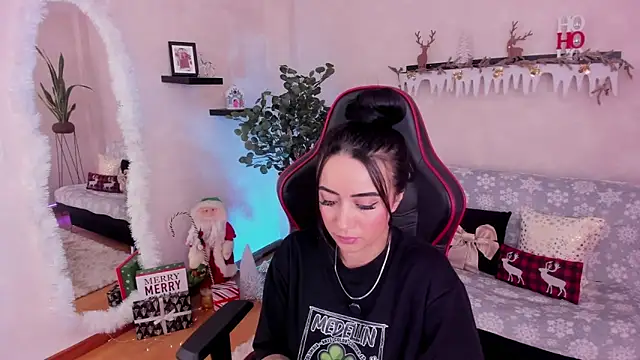 EmmyEvans1 online show from 11/23/25, 07:46