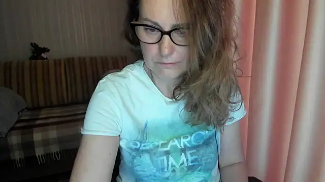 Snapshot of lauraoven chatting on 04/29/26, 06:50 lauraoven online show from 04/29/26, 06:50