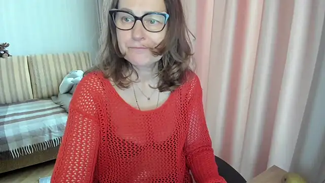 Snapshot of lauraoven chatting on 05/02/26, 01:05 lauraoven online show from 05/02/26, 01:05
