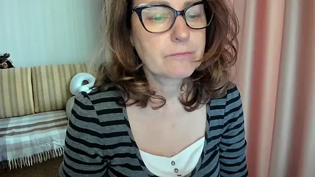 Snapshot of lauraoven chatting on 05/06/26, 02:11 lauraoven online show from 05/06/26, 02:11