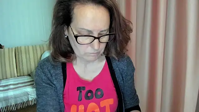 Snapshot of lauraoven chatting on 05/15/26, 07:59 lauraoven online show from 05/15/26, 07:59