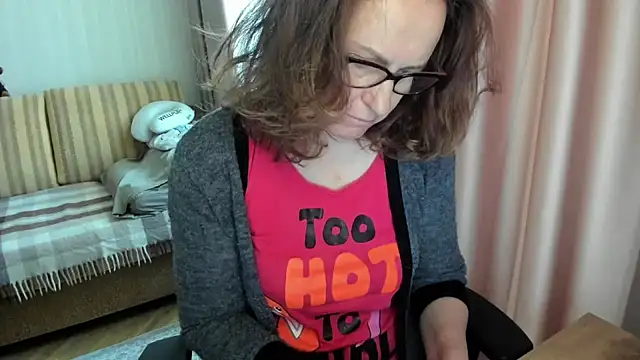 Snapshot of lauraoven chatting on 05/16/26, 03:22 lauraoven online show from 05/16/26, 03:22