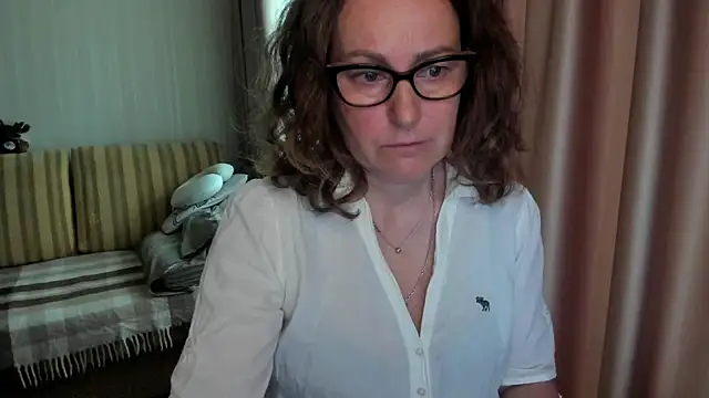 Snapshot of lauraoven chatting on 05/22/26, 08:10 lauraoven online show from 05/22/26, 08:10