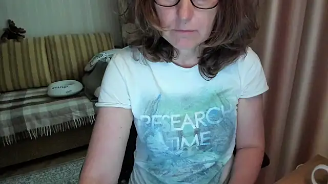 Snapshot of lauraoven chatting on 05/26/26, 02:46 lauraoven online show from 05/26/26, 02:46