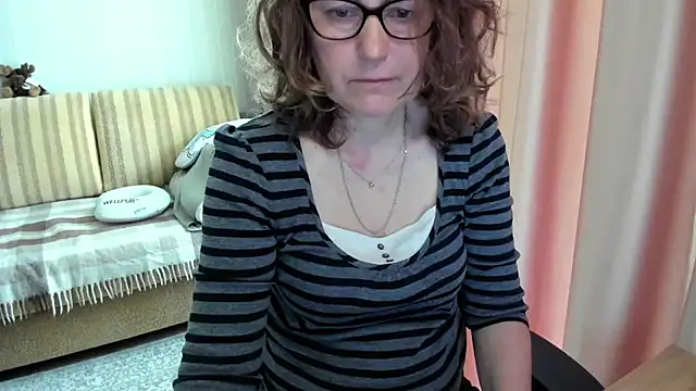 Snapshot of lauraoven chatting on 05/27/26, 06:21 lauraoven online show from 05/27/26, 06:21