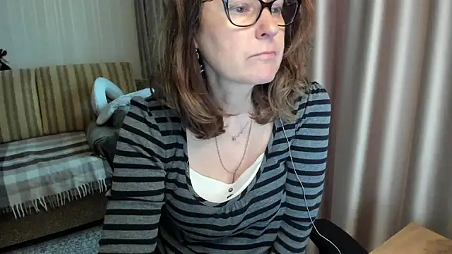 Snapshot of lauraoven chatting on 06/03/26, 05:18 lauraoven online show from 06/03/26, 05:18
