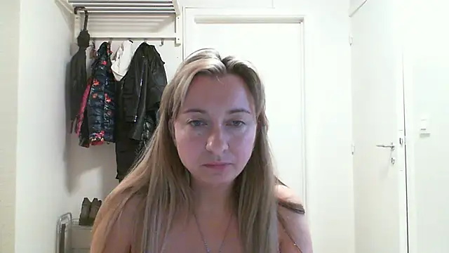 Snapshot of SusanCurt chatting on 10/10/25, 08:02 SusanCurt online show from 10/10/25, 08:02