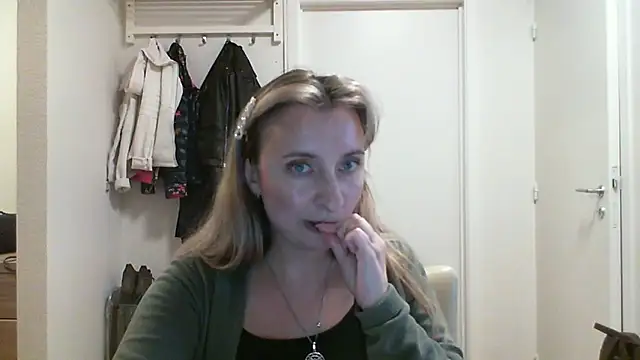Snapshot of SusanCurt chatting on 10/14/25, 01:12 SusanCurt online show from 10/14/25, 01:12