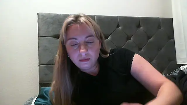 Snapshot of SusanCurt chatting on 10/18/25, 06:52 SusanCurt online show from 10/18/25, 06:52