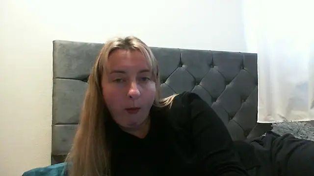 Snapshot of SusanCurt chatting on 10/19/25, 10:05 SusanCurt online show from 10/19/25, 10:05
