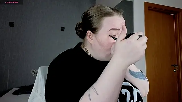 Snapshot of EMMA__CONNOR chatting on 09/28/25, 10:42 EMMA  CONNOR online show from 09/28/25, 10:42