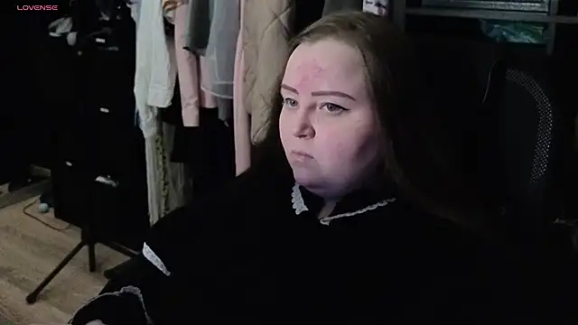 Snapshot of EMMA__CONNOR chatting on 10/17/25, 12:01 EMMA  CONNOR online show from 10/17/25, 12:01