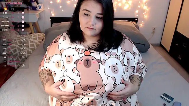 Snapshot of naughtykiss chatting on 10/06/25, 04:32 naughtykiss online show from 10/06/25, 04:32