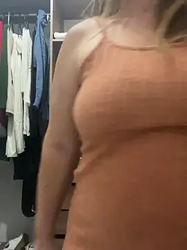 Snapshot of moniquerainx chatting on 11/17/25, 04:18 moniquerainx online show from 11/17/25, 04:18