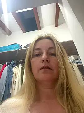 Snapshot of moniquerainx chatting on 12/14/25, 11:42 moniquerainx online show from 12/14/25, 11:42