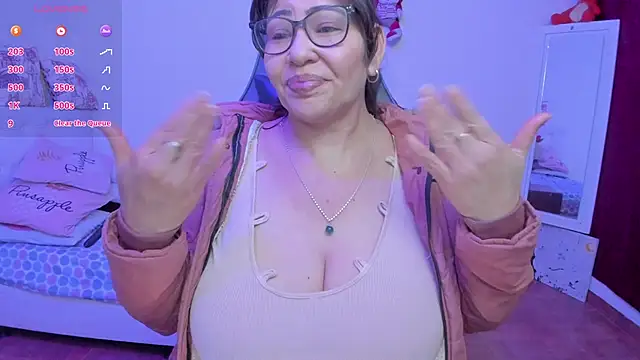 esmeralda milf online show from 04/13/26, 07:52