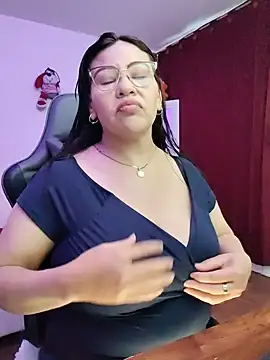Snapshot of esmeralda_milf chatting on 06/20/26, 08:33 esmeralda milf online show from 06/20/26, 08:33