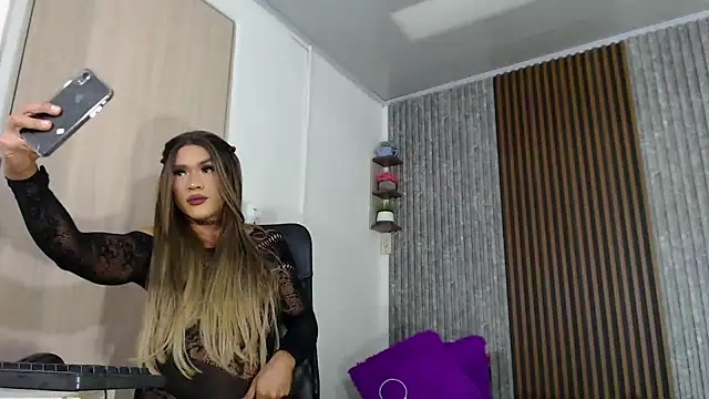 Snapshot of SARA_TS_FOX chatting on 12/18/24, 08:25 SARA TS FOX online show from 12/18/24, 08:25