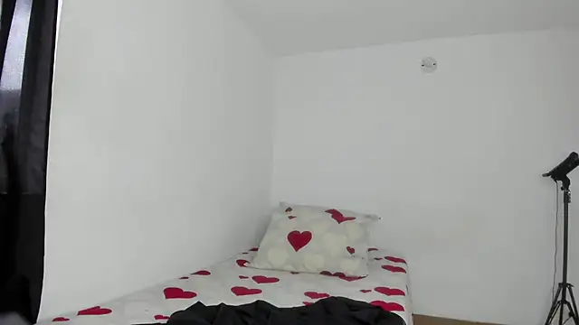 Snapshot of SARA_TS_FOX chatting on 10/11/25, 09:24 SARA TS FOX online show from 10/11/25, 09:24