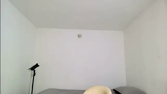 Snapshot of SARA_TS_FOX chatting on 12/02/25, 01:44 SARA TS FOX online show from 12/02/25, 01:44