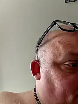 Snapshot of Bibear197511 chatting on 10/14/25, 08:26 Bibear197511 online show from 10/14/25, 08:26