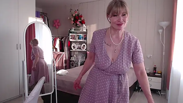JuliaVilnet online show from 05/06/26, 04:12