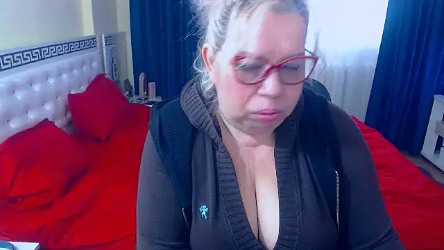 Snapshot of SonyaHotMilf chatting on 12/17/25, 09:37 SonyaHotMilf online show from 12/17/25, 09:37