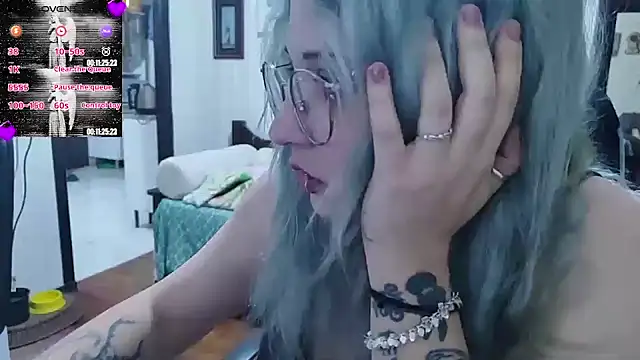 Snapshot of ElfGrey chatting on 11/19/25, 04:56 ElfGrey online show from 11/19/25, 04:56