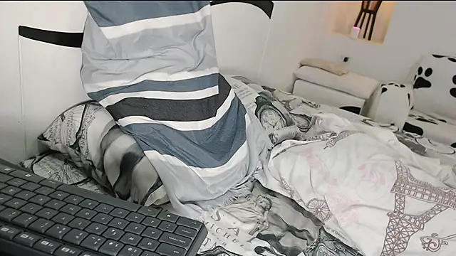 Snapshot of yina-rosse chatting on 10/17/25, 02:15 yina-rosse online show from 10/17/25, 02:15