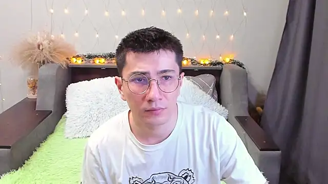 Snapshot of Yumi_steve chatting on 02/16/25, 12:30 Yumi steve online show from 02/16/25, 12:30