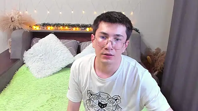 Snapshot of Yumi_steve chatting on 03/11/25, 12:54 Yumi steve online show from 03/11/25, 12:54