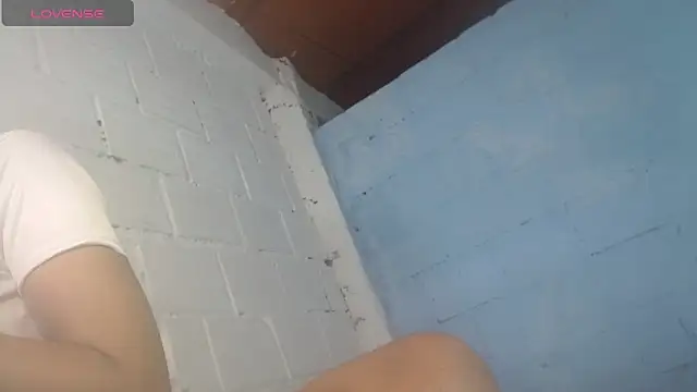 Snapshot of jasminne_ chatting on 10/22/25, 04:51 jasminne online show from 10/22/25, 04:51