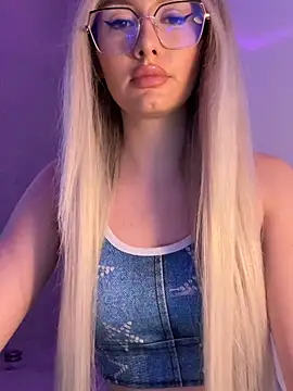 Snapshot of mollyxxx chatting on 12/10/24, 01:32 mollyxxx online show from 12/10/24, 01:32