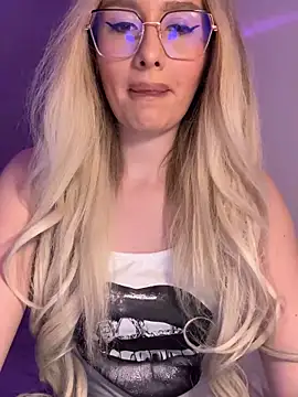 Snapshot of mollyxxx chatting on 01/01/25, 11:40 mollyxxx online show from 01/01/25, 11:40