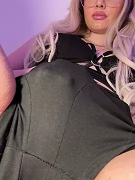 Snapshot of mollyxxx chatting on 02/05/25, 03:45 mollyxxx online show from 02/05/25, 03:45