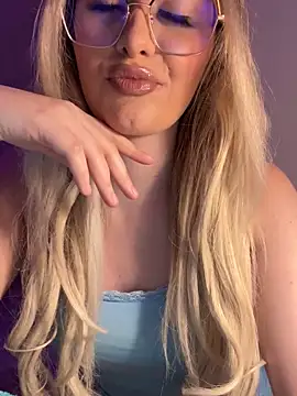 Snapshot of mollyxxx chatting on 02/09/25, 02:38 mollyxxx online show from 02/09/25, 02:38